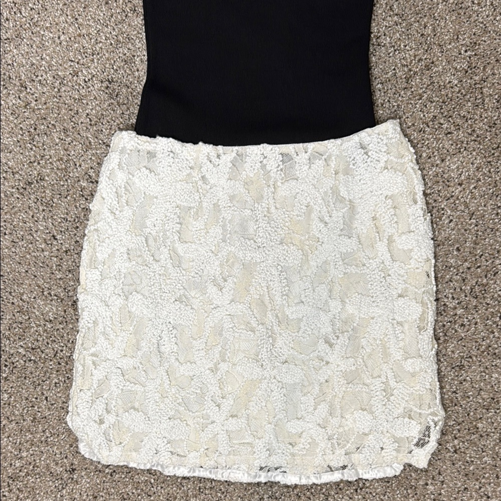 Krisa White & Cream Lace Mini Skirt Small